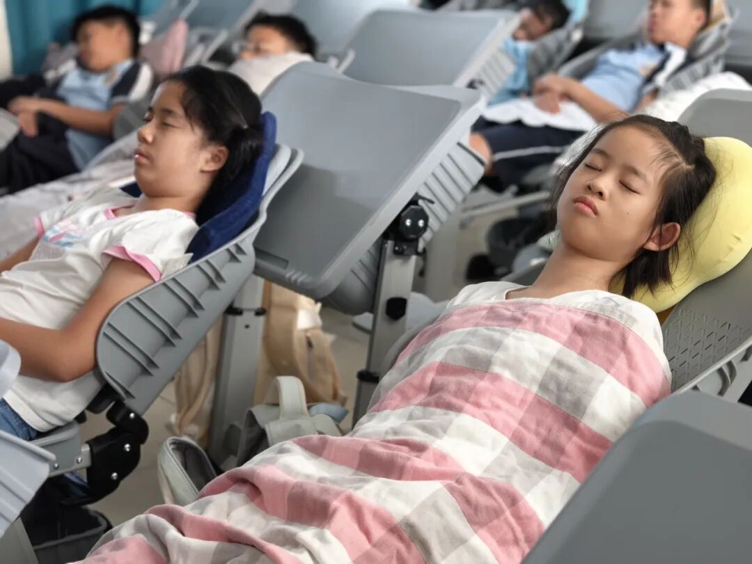 平躺课桌椅