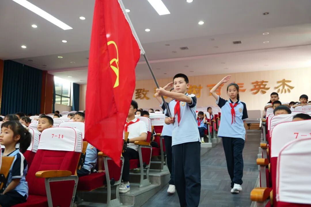 高举队旗跟党走 做新时代好少年
