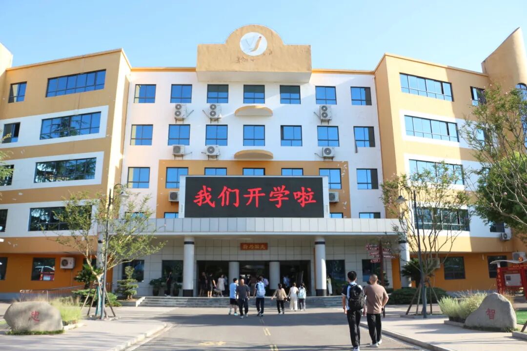 乘秋奔赴新程，书写少年新章——枝江英杰学校初中部2026秋季开学实录
